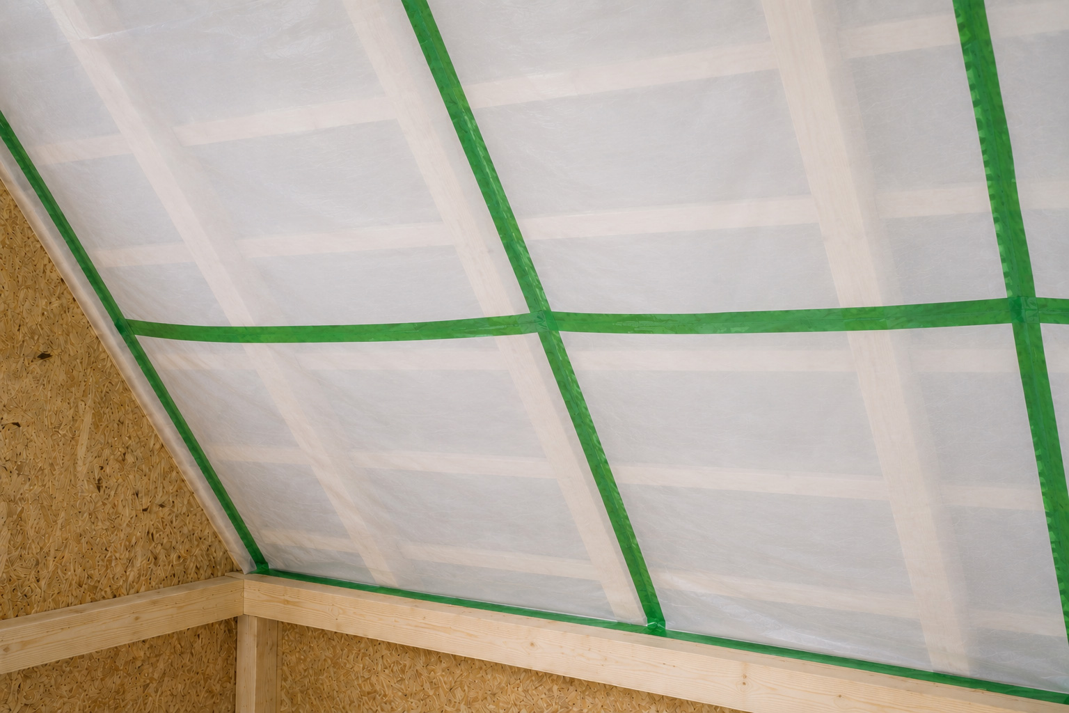 Airtight/windproof bonding with sealing tape on vapour control membrane